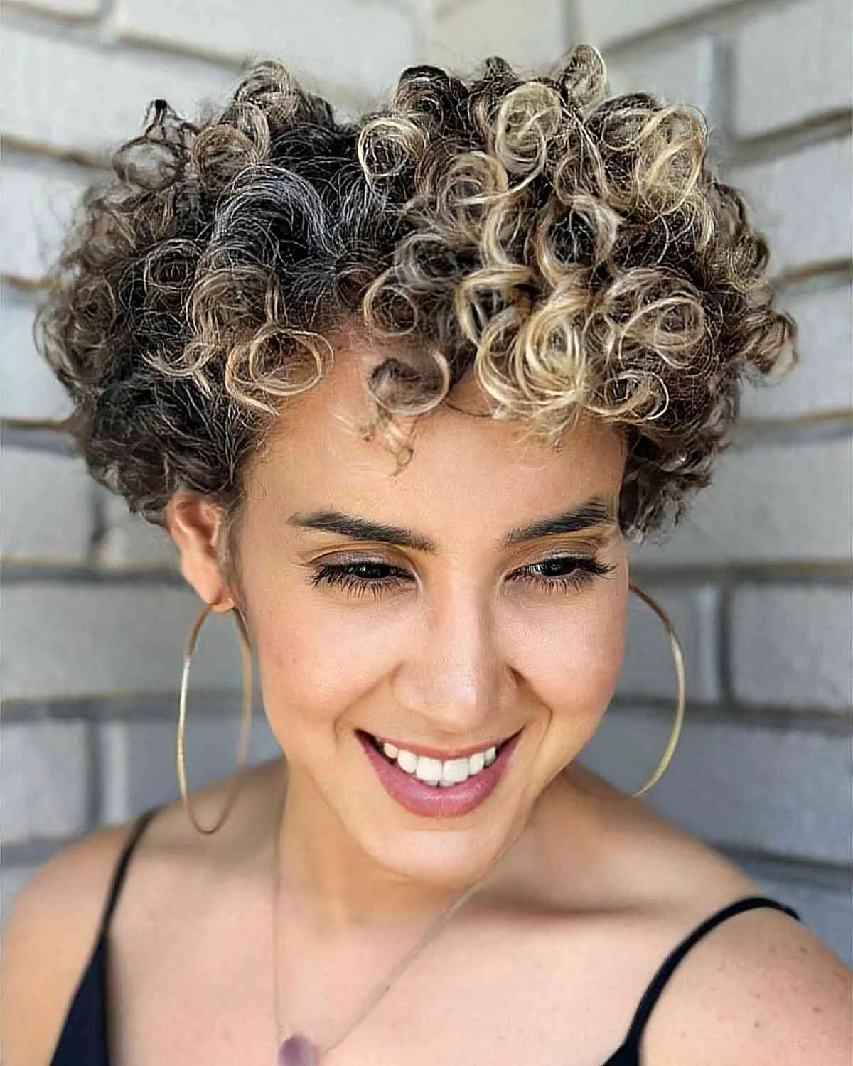 Short Rezo-Inspired Curls with Blonde Highlights