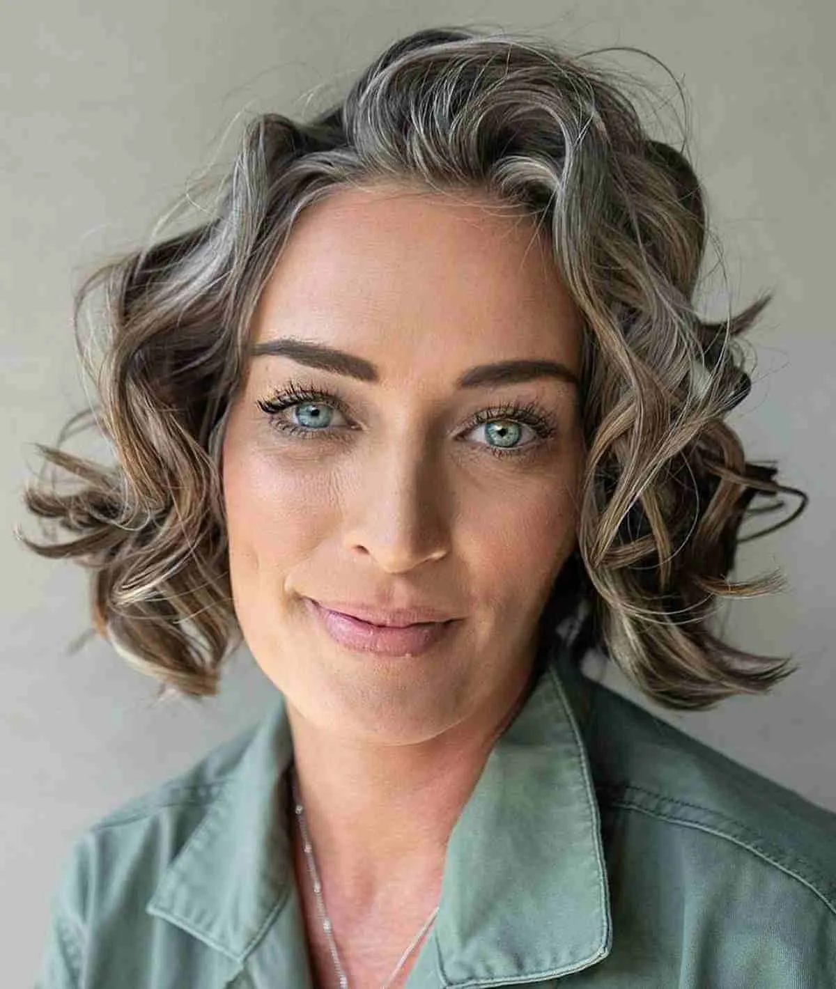 Effortless Short Shaggy Waves for Women
